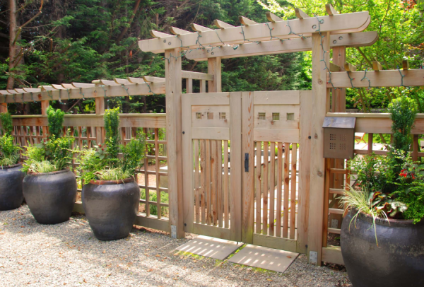 Pintu gerbang kayu dengan desain shoji yang khas Jepang